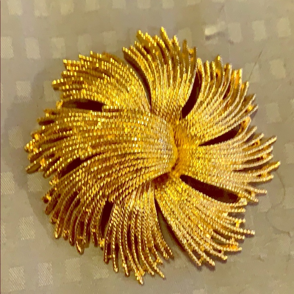 Monet Gold starburst brooch (vintage)